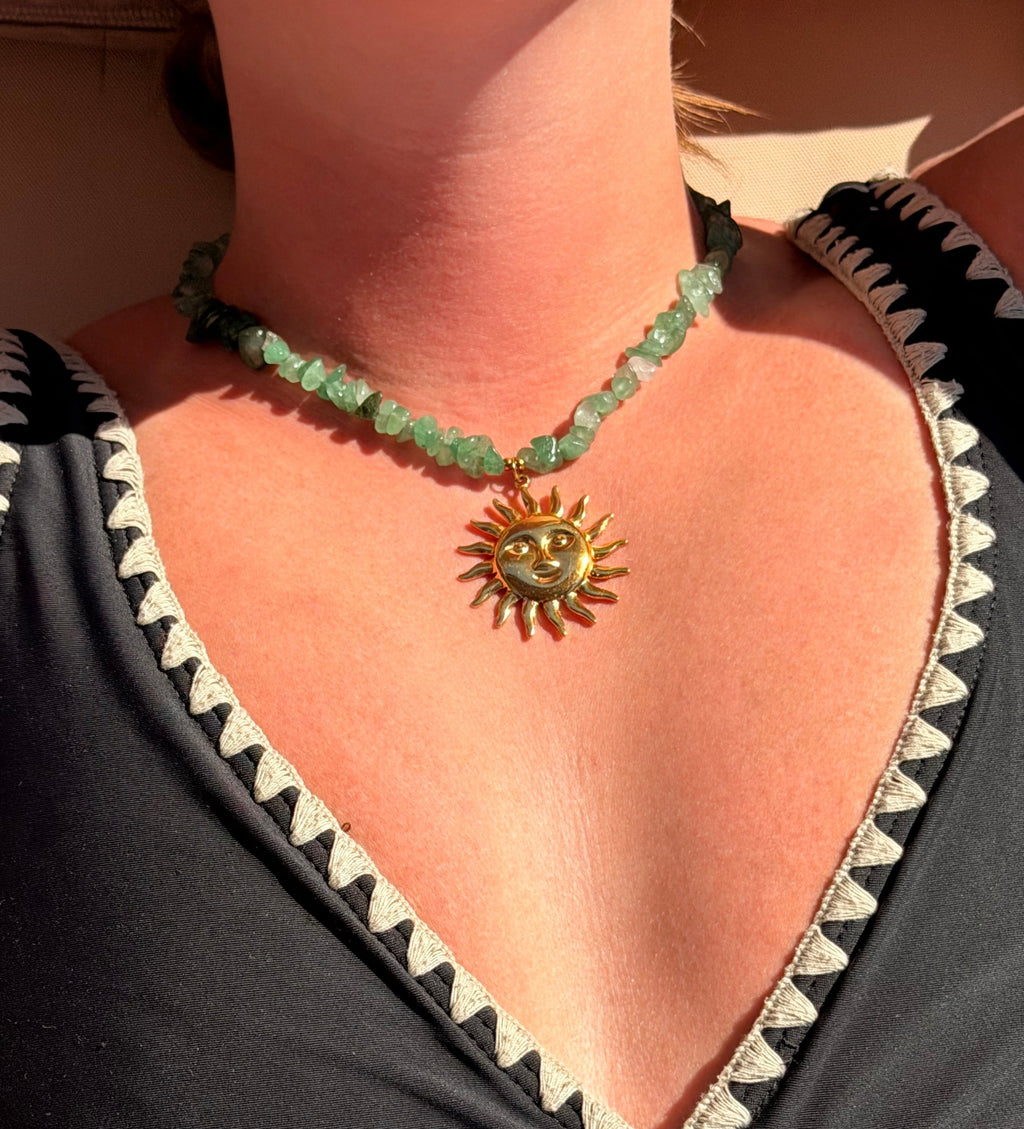 Collier pierre verte soleil doré